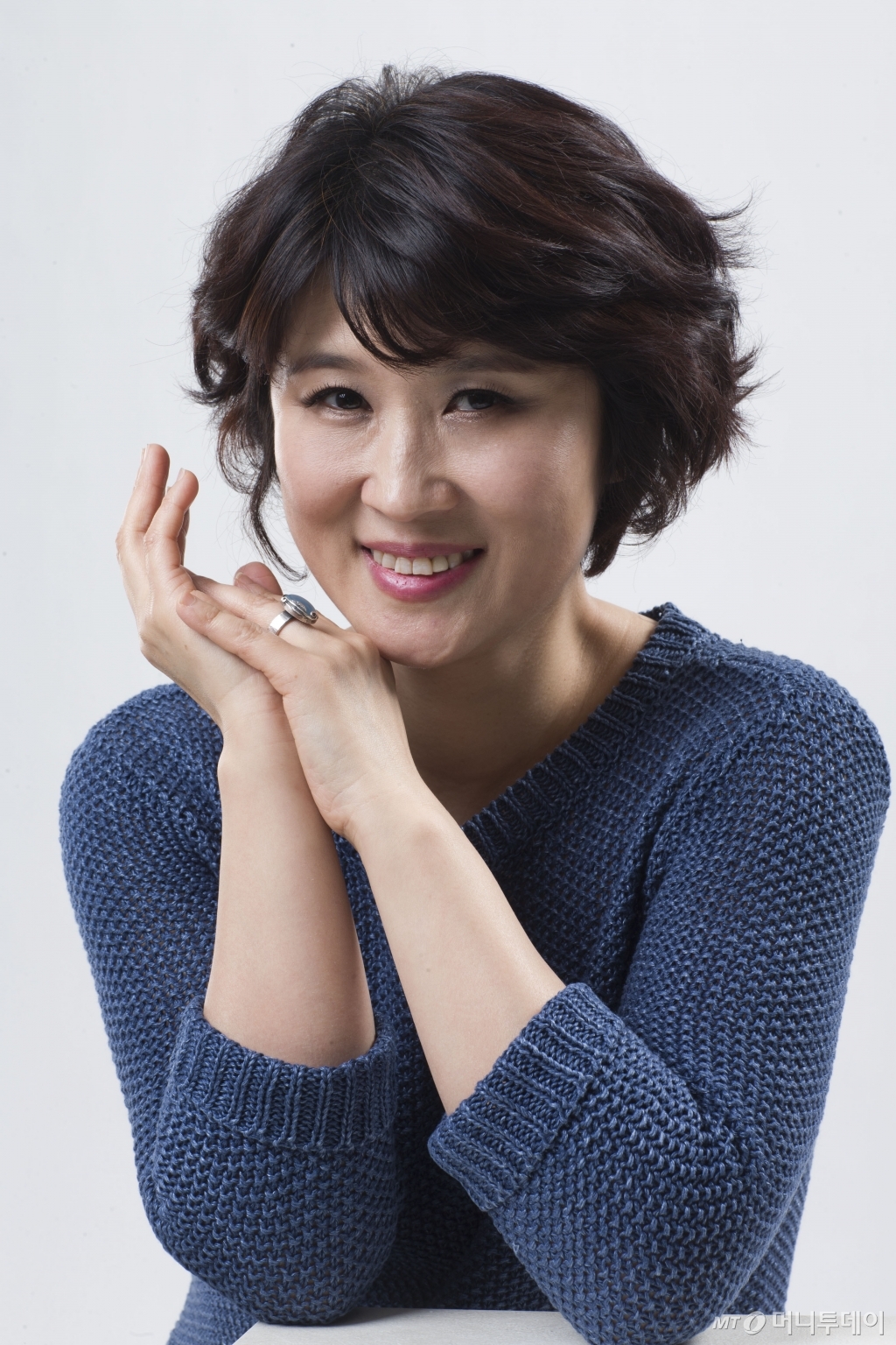 가곡, 가요, 동요 9곡을 실은 새 음반에서 권진원은 슬픈 선율에도 무덤덤한 창법으로 노래한다. 전보다 톤도 하나 낮췄고 박자 개념도 무시했다. 앨범의 수록곡을 다 듣고나면 드라마 한편 본 듯한 느낌이 나는 것도 노래를 '부르지'않고 '이야기'했기 때문이다. /사진=임성균 기자 tjdrbs23@