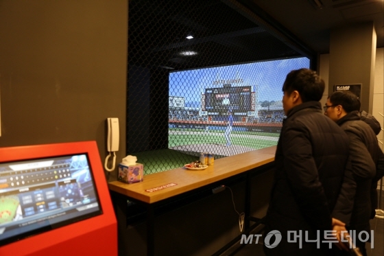 골프존유원그룹 계열사 뉴딘콘텐츠가 서울 논현동에 개장한 스크린야구장 '스트라이크존' 1호점. /사진=골프존유원그룹