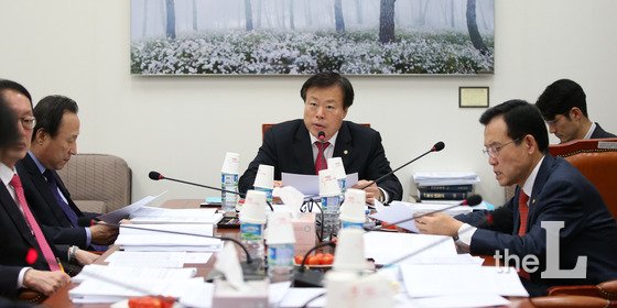 16일 오후 서울 여의도 국회에서 열린 법제사법위원회 제2소위에서 이한성 소위원장이 회의를 주재하고 있다. 2016.2.16/사진=뉴스1