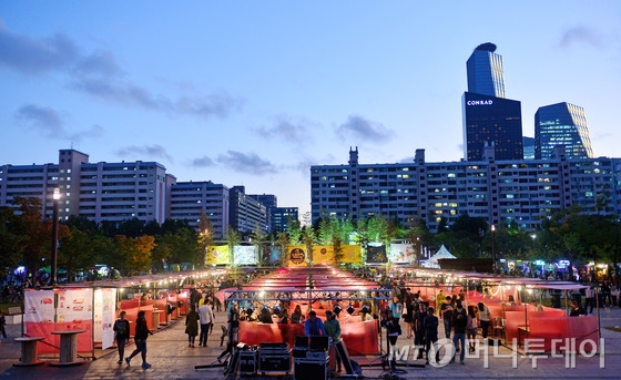 1일 오후 서울 영등포구 여의도 한강공원에서 열린 '서울 밤도깨비 야시장'을 찾은 시민들이 여유로운 시간을 보내고 있다.여의도 한강공원에서 올해 처음 열리는 '서울 밤도깨비 야시장'은 전국에서 모인 푸드트럭들이 선보이는 다양한 먹거리가 일품이다. 이외에도 생활소품, 아이디어상품, 빈티지 제품 등을 판매하는 신개념 야시장이다.2015.10.1/뉴스1 <저작권자 © 뉴스1코리아, 무단전재 및 재배포 금지>