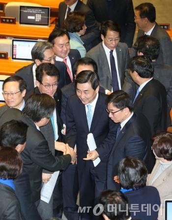 이종걸 더불어민주당 원내대표가 17일 서울 여의도 국회에서 열린 본회의에서 교섭단체 대표연설을 마친 뒤 의원들의 박수를 받으며 퇴장하고 있다. 2015.2.17/뉴스1  <저작권자 © 뉴스1코리아, 무단전재 및 재배포 금지>