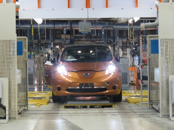 지난달 일본 요코스카 소재 닛산 오파마 공장에서 세계 최초 양산형 전기차 '리프'가 생산되고 있다./사진제공=닛산