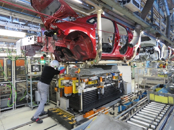 지난달 일본 요코스카 소재 닛산 오파마 공장에서 세계 최초 양산형 전기차 '리프'가 생산되고 있다. 가운데 은색 부품은 배터리셀의 모습./사진제공=닛산