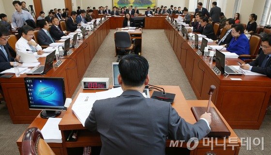 30일 서울 여의도 국회에서 열린 정무위원회 전체회의에서 정우택 위원장과 여야 의원들이 소위에서 심사한 법안을 처리하고 있다. 2015.4.30/뉴스1