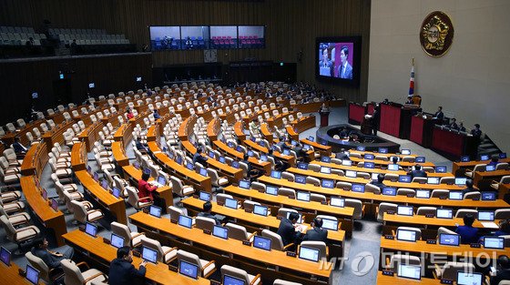 18일 오전 서울 여의도 국회에서 열린 정치외교통일안보교육사회문화 등 비경제분야에 관한 대정부질문에서 의원들의 빈자리가 눈에띄고 있다. /사진=뉴스1