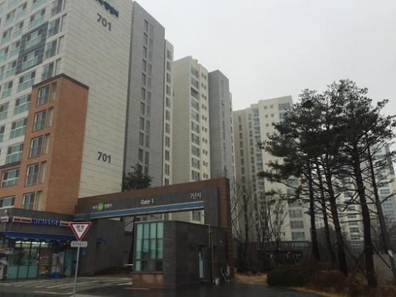 성동을에 도전하는 홍익표 더불어민주당 의원이 2일 왕십리뉴타운 텐즈힐 입구에서 지지를 호소하고 있다./사진=홍익표 의원 블로그