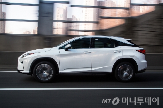 렉서스 RX 주행 모습./사진제공=한국토요타