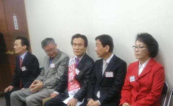 20일 서울 여의도 새누리당 당사에서 20대 총선  서울 용산구에 신청서를 낸 후보자들이 면접순서를 기다리고 있다. 왼쪽부터 박규정, 이강언, 이동한, 진영, 황춘자 후보/사진=머니투데이 배소진 기자