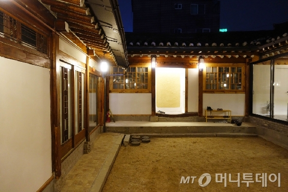 한옥 숙소 내 침실 사진. /사진=김유진 기자