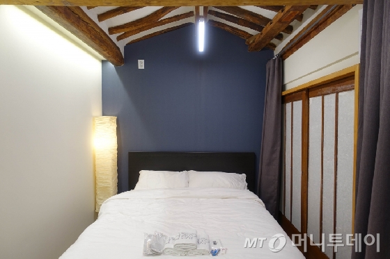 에어비앤비 앱에 '종로구'를 검색하자 나온 숙소 목록. /사진=김유진 기자