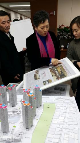 이화용 예비후보가 자신의 출마예정지역인 영등포구 일대의 지역발전 모형을 보이며 공약을 설명하고 있다. 2016년 2월 22일/사진=박용규 기자