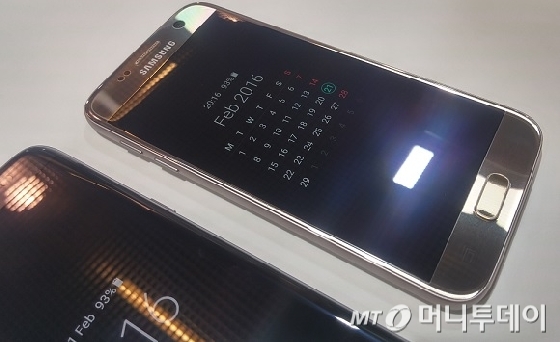 AOD 기능이 실행 중인 갤럭시S7 /사진=이하늘 기자