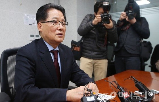 박지원 무소속 의원이 18일 서울 여의도 국회 의원회관에서 열린 대법원 재판결과와 관련한 기자간담회에서 향후 포부를 밝히고 있다. 2016.2.18/뉴스1