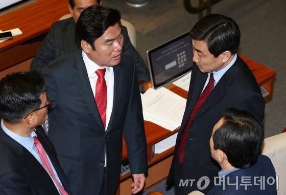 원유철 새누리당 원내대표와 이종걸 더불어민주당 원내대표가 23일 저녁 서울 여의도 국회에서 열린 본회의에서 더불어민주당의 테러방지법 필리버스터(무제한 토론을 통한 합법적 의사진행 방해)가 진행되는 동안 굳은 얼굴로 대화를 나누고 있다. /사진=뉴스1