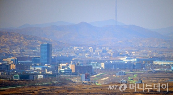 개성공단 가동중단 14일째인 23일 오후 경기 파주 도라전망대에서 개성공단이 보이고 있다. 2016.2.23/뉴스1  <저작권자 &copy; 뉴스1코리아, 무단전재 및 재배포 금지>