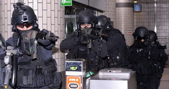 24일 서울 지하철 남태령역에서 열린 '다중이용시설 테러대비 훈련'에 참가한 경찰특공대원들이 테러범 진압을 위해 지하철승강장으로 들어가고 있다. /사진=뉴스1