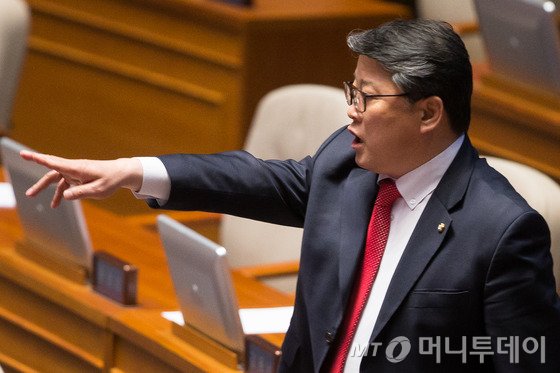 조원진 새누리당 원내수석부대표가 24일 국회 본회의장에서 박원석 정의당 의원의 테러방지법의 본회의 의결을 막기 위한 필리버스터(무제한 토론을 통한 합법적 의사진행방해)중 의제와 관계없는 내용이라며 항의하고 있다. 2016.2.24/뉴스1  <저작권자 © 뉴스1코리아, 무단전재 및 재배포 금지>