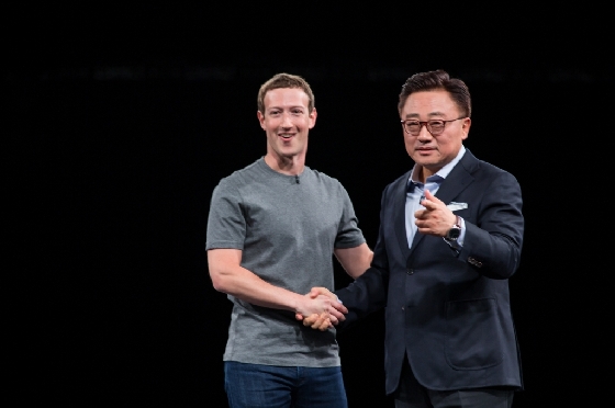 세계 최대 모바일 전시회 '모바일 월드 콩그레스(MWC) 2016' LG전자 부스에서 외국인 관람객들이 LG전자의 핵심 전시제품들을 살펴보고 있다. LG전자는 전략 스마트폰 'G5'와 보급형 스마트폰 'X 시리즈', '스타일러스 2' 등 350여개 제품을 전시했다.