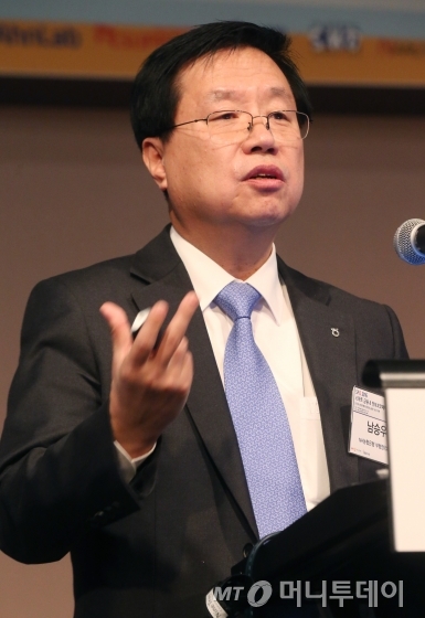/사진=남승우 NH농협은행 부행장이 25일 서울 종로구 그랑서울 나인트리컨벤션에서 열린 머니투데이 주최 '스마트금융 & 정보보호페어 2016' 에서 기조연설을 하고 있다. /사진=이동훈 기자