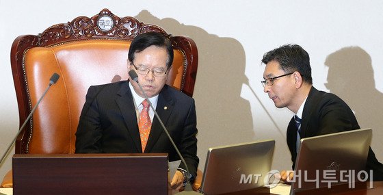 정의화 국회의장이 23일 오후 서울 여의도 국회 본회의장에서 열린 제340회 국회(임시회) 제7차 본회의에서 생각에 잠겨 있다. 더불어민주당은 이날 테러방지법 처리를 막기 위한 무제한 토론(필리버스터)을 시작했다.  2016.2.23/뉴스1