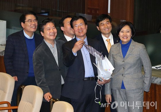 신경민 더불어민주당 의원이 25일 서울 여의도 국회 본회의장에서 테러방지법 반대 필리버스터(무제한 토론을 통한 합법적 의사진행 방해)를 마친 뒤 방청석에서 자신을 지켜보던 딸을 찾고 있다. 2016.2.25/뉴스1