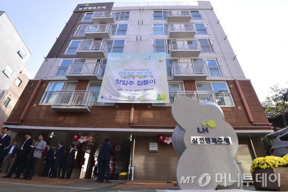 김태원 새누리당 의원(오른쪽에서 두번째)이 지난해 11월 삼송지구 호반베르디움 22단지 커뮤니티센터에서 주민간담회를 가졌다./사진=김태원 의원실 제공