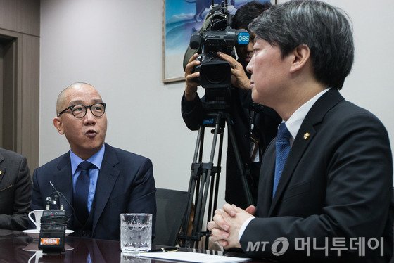 드러머 남궁연 씨가 12일 서울 여의도 국회 의원회관 안철수 국민의당 상임공동대표 사무실에서 의료사고 피해구제 및 의료분쟁 조정 등에 관한 법률 개정안(일명 신해철법) 과 관련해 안 의원과 면담하고 있다. 2016.2.12/뉴스1 <저작권자 © 뉴스1코리아, 무단전재 및 재배포 금지>