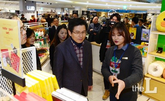 황교안 국무총리가 설 연휴 첫날인 6일 오후 서울 동대문구 두산타워를 방문해 중국인 관광객 유치를 겨냥한 '코리아그랜드세일' 행사 진행상황을 점검하고 상인들을 격려하고 있다/사진=뉴스1