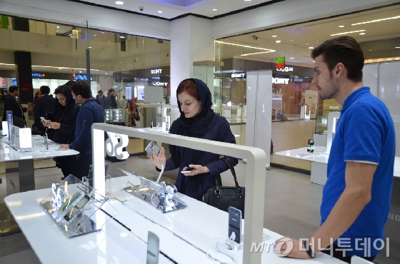 지난달 29일 이란 테헤란의 대표적인 부촌인 벨렌자키에 위치한 팔라디움몰에서 쇼핑객들이 전시된 수입차를 살펴보고 있다./사진=유영호기자