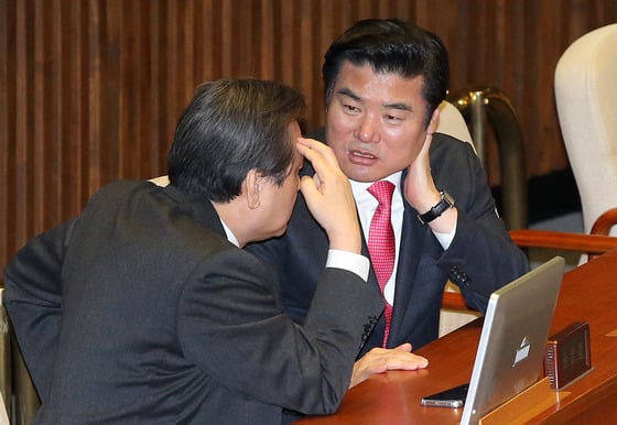 김무성 새누리당 대표와 원유철 원내대표가 지난달 29일 서울 여의도 국회 본회의장에서 만나 대화를 나누고 있다/사진=뉴스1