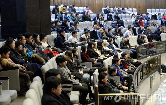 더불어민주당이 테러방지법 수정을 요구하며 진행 중인 필리버스터를 중단하기로 결정한 1일 오후 서울 여의도 국회 본회의장을 찾은 시민들이 31번째 주자 안민석 의원의 무제한토론을 보고 있다. 2016.3.1/뉴스1  <저작권자 © 뉴스1코리아, 무단전재 및 재배포 금지>