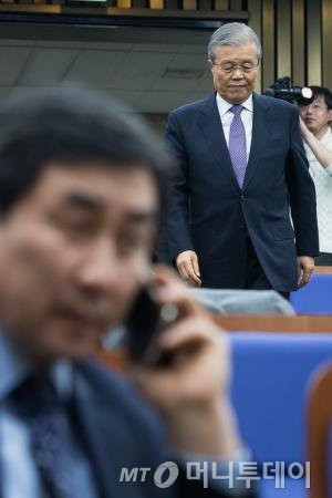 김종인 더불어민주당 비상대책위원장이 지난달 10일 서울 여의도 국회에서 열린 의원총회에 참석하고 있다. 앞은 이종걸 원내대표. 2016.2.10/뉴스1  <저작권자 © 뉴스1코리아, 무단전재 및 재배포 금지>