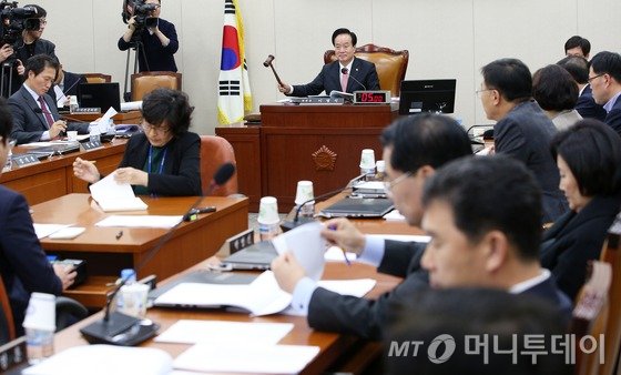 김세환 국회의원선거구획정위원회 사무국장이 28일 서울 여의도 국회에서 이명우 국회 정무수석비서관에게 선거구획정안을 전달하고 있다. 2016.2.28/뉴스1