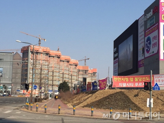 KTX천안아산역 인근 갤러리아백화점 뒤쪽으로 호반건설이 짓고 있는 천안 불당 호반베르디움3차 공사현장이 보인다. 그 앞으로 분양 현수막들이 줄지어 걸려 있다./사진=배규민