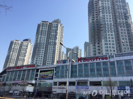 KTX천안아산역 동쪽문 건너편에 위치한 요진와이시티 오피스텔과 상가들 모습/사진=배규민