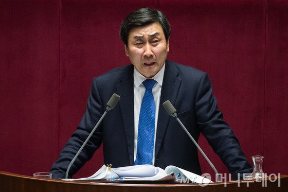 필리버스터 마지막 주자인 이종걸 더불어민주당 원내대표가 2일 서울 여의도 국회 본회의장에서 테러방지법 수정을 요구하는 무제한 토론 중 울먹이고 있다. 2016.3.2/뉴스1  <저작권자 &copy; 뉴스1코리아, 무단전재 및 재배포 금지>