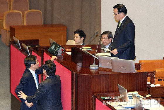 2일 오후 서울 여의도 국회에서 열린 340회 국회(임시회) 7차 본회의에서 이종걸 더불어민주당 원내대표가 정의화 국회의장의 모두발언에 항의하자 원유철 새누리당 원내대표가 말리고 있다. 2016.3.2/뉴스1  <저작권자 &copy; 뉴스1코리아, 무단전재 및 재배포 금지>