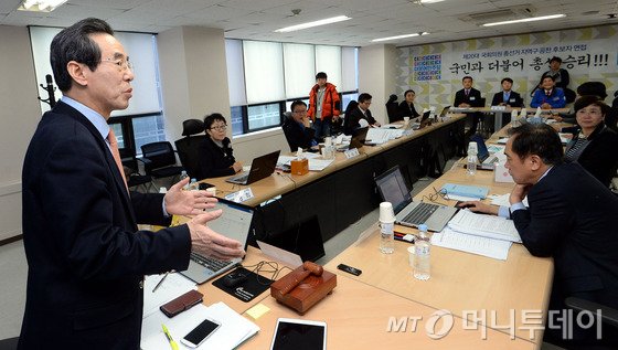 홍창선 더불어민주당 공천관리위원장을 비롯한 위원들이 25일  서울 여의도 당사에서 열린 공천면접심사에서 예비후보들에게 질의하고 있다. 2016.2.25/뉴스1