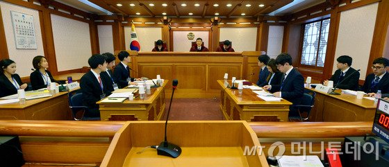 22일 오전 서울 헌법재판소에서 열린 제2회 모의헌법재판 경연대회에서 참가자들이 재판에 참여하고 있다. 2016.1.22/뉴스1  <저작권자 &copy; 뉴스1코리아, 무단전재 및 재배포 금지>