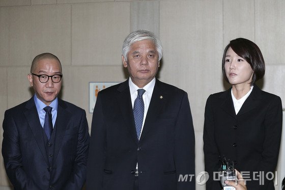 故 신해철 아내 윤원희씨와 새누리당 김정록 의원, 방송인 남궁연(오른쪽부터)씨가 23일 오전 서울 여의도동 국회의사당 본관에서 '신해철법' 통과를 위한 청원서 제출 기자회견을 하고 있다. 사진=뉴스1.