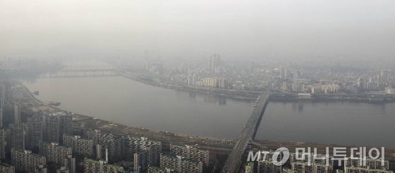 서울 송파구 올림픽대로 롯데월드타워에서 바라본 서울시 전체가 뿌연 모습을 보이고 있다. /사진=이동훈 기자