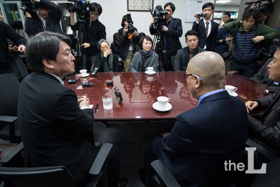 안철수 국민의당 상임공동대표가 2월12일 서울 여의도 국회 의원회관 자신의 사무실에서 의료사고 피해구제 및 의료분쟁 조정 등에 관한 법률 개정안(일명 신해철법) 공청회 추진을 위한 고 신해철씨의 유족 및 드러머 남궁연씨와 면담하고 있다. /사진=뉴스1