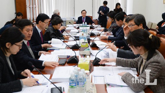 2월16일 서울 여의도 국회에서 열린 보건복지위원회 법안심사소위원회에서 이명수 소위원장과 여야 의원들이 국립의대 신설법와 이른바 신해철법 등에 대한 법안을 심사하고 있다. /사진=뉴스1
