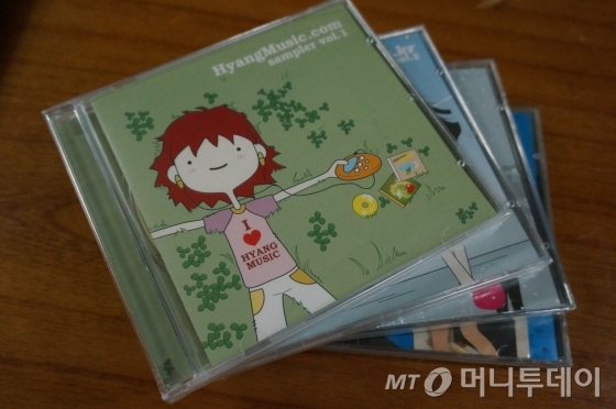 향음악사에서 발매한 '샘플러 1집과 2집, 6집, 7집' 2004년부터 매년 1장씩 발매한 샘플러는 고객들에게 무료로 나눠줬다. 향음악사 주인 김건힐씨(51)는 "매년 어떤 노래들이 있었는지 알리고 싶었다"며 샘플러 제작 배경을 설명했다.