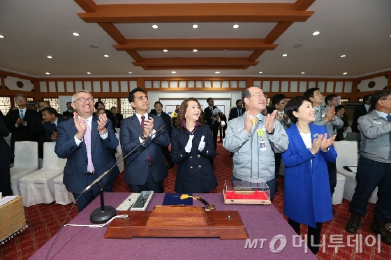 지난 4일 경남 거제 옥포조선소에서 정성립 대우조선해양 사장(오른쪽 두번째), 페트로나스사 회장 부인인 아주라 아흐마드 타주딘 여사(오른쪽 세번째), 페트로나스사 완 즐키플리 완 아라핀 회장(오른쪽 네번째) 등이 참석해 'PFLNG SATU” 명명식을 축하하고 있다. /사진=대우조선해양