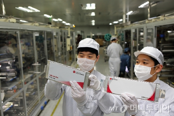 전기차용 배터리 파우치를 들고있는 LG화학 오창공장 직원들. /사진제공=LG화학