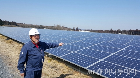 사토 테루지 메가솔라 파크 관리소장이 LS산전이 설비를 공급한 이바라키현 미토 뉴타운 메가솔라 파크의 태양광 발전 설비에 대해 설명하고 있다/사진=박종진 기자