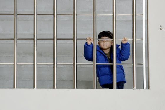 지난 2일 오전 서울 용산구 이태원초등학교에서 열린 1학년 신입생 입학식에서 한 어린이가 식을 지켜보고 있다/사진=뉴스1