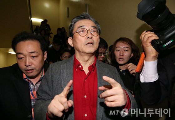 이한구 새누리당 공천관리위원장이 7일 오전 서울 여의도 국회 새누리당 최고위원회의에 참석해 김무성 대표를 만난 뒤 당사로 향하고 있다. 2016.3.7/뉴스1  <저작권자 © 뉴스1코리아, 무단전재 및 재배포 금지>