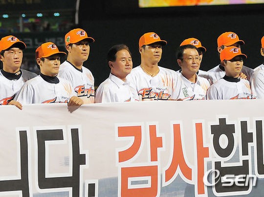 1999년 한화 이글스가 롯데 자이언츠를 꺾고 창단 이래 첫 우승을 차지한 뒤 기념사진을 찍고 있다./사진=OSEN